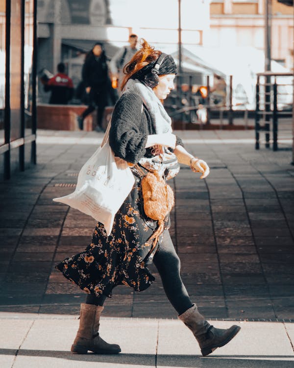 free-photo-of-urban-woman-walking-with-style-on-sunny-day